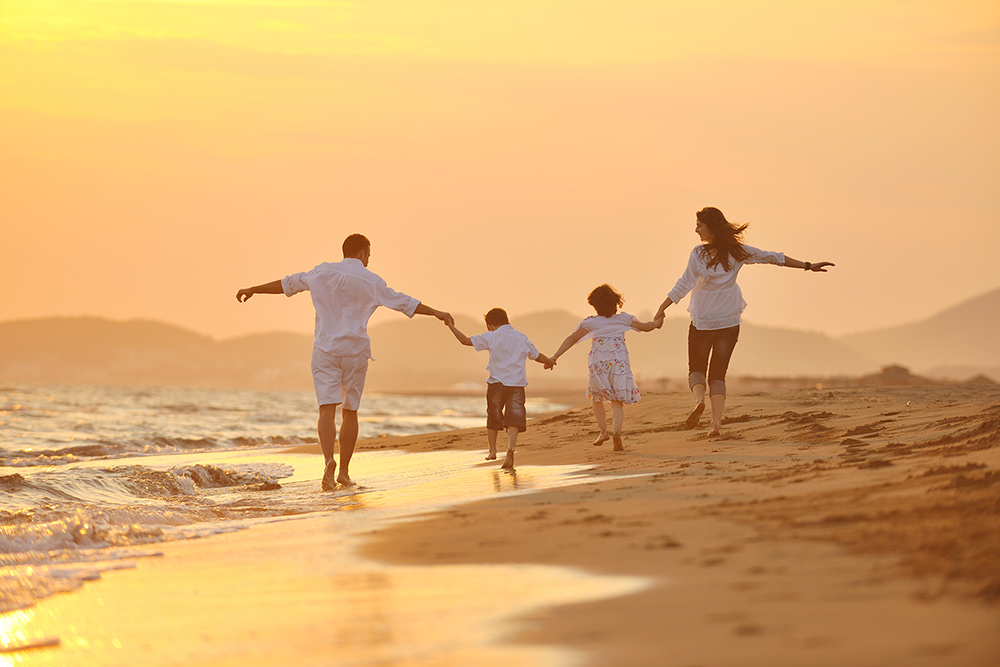 asilomar-family-on-the-beach_208817447_1000x667